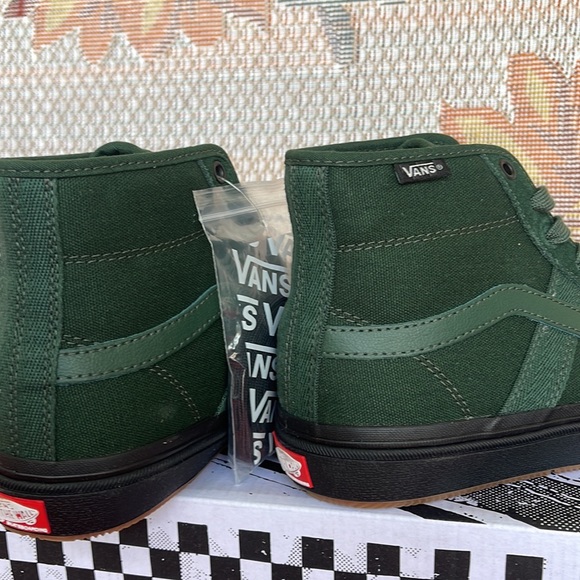 Vans Crockett High
Dark Green/Black
VNOA5JIG3MZ
WMNS sneakers - Picture 15 of 16